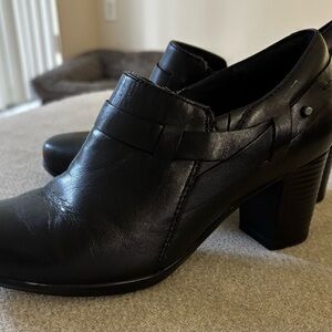 Clarks Bendables Black Leather Ankle Booties - Excellent Condition